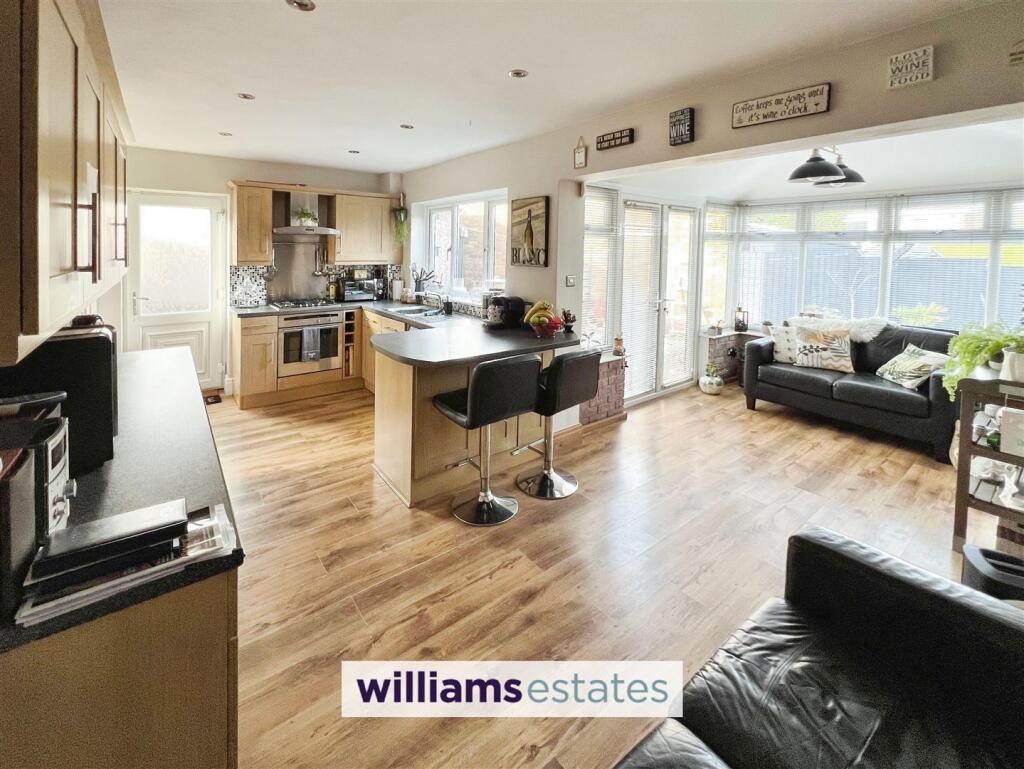 Kitchen / Dining Room / Snug