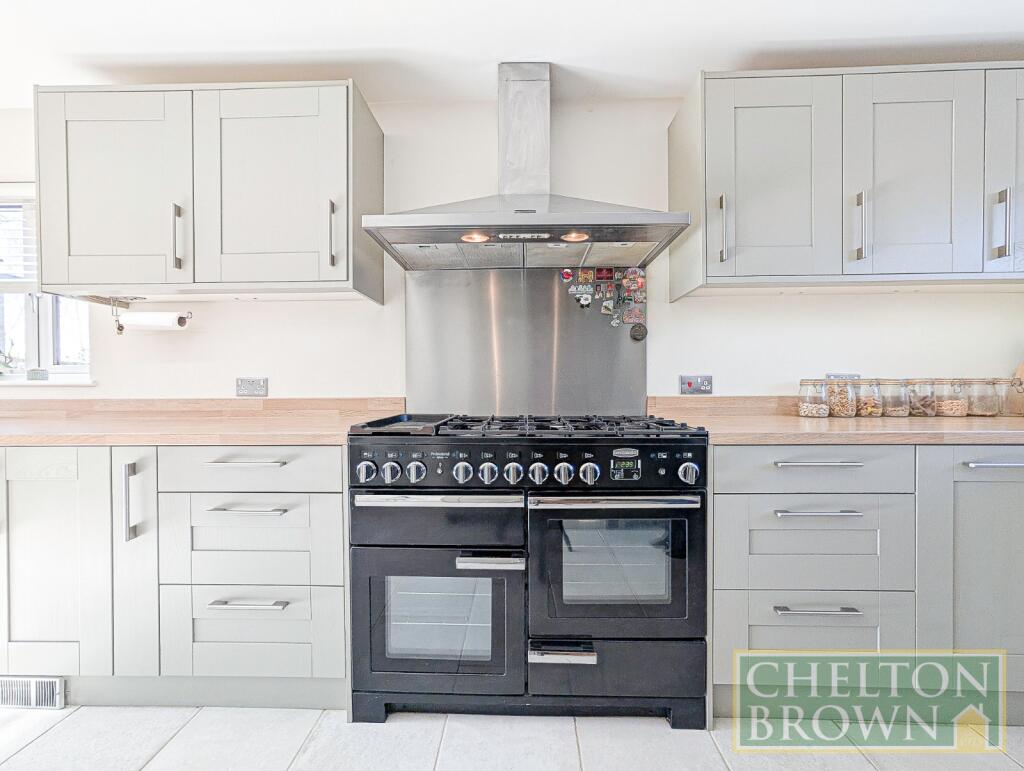 Kitchen &amp; Breakfast
