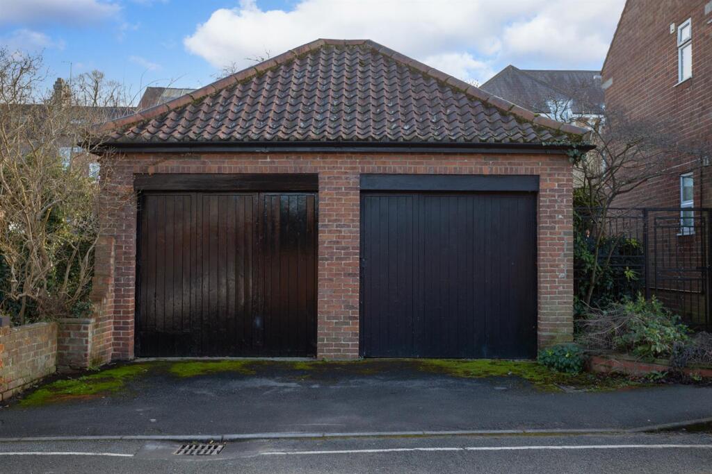 Single Garage avail by sep neg