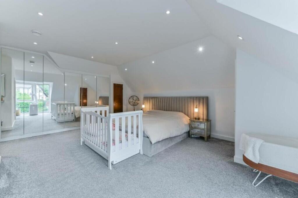 Master bedroom-2/4