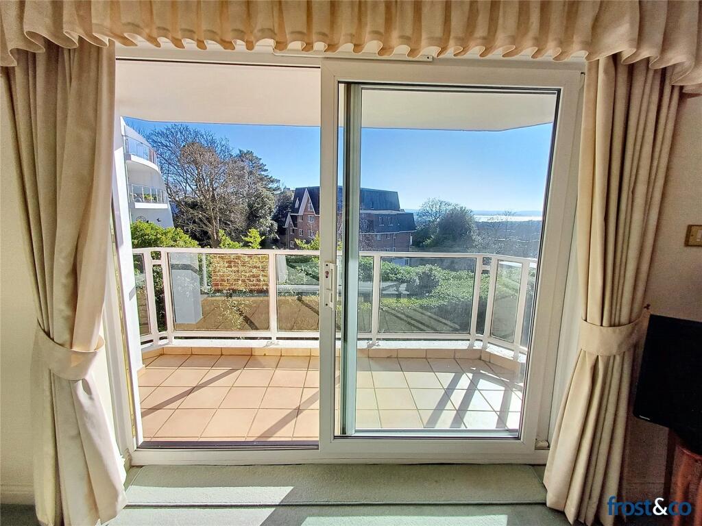 Living Room/Balcony