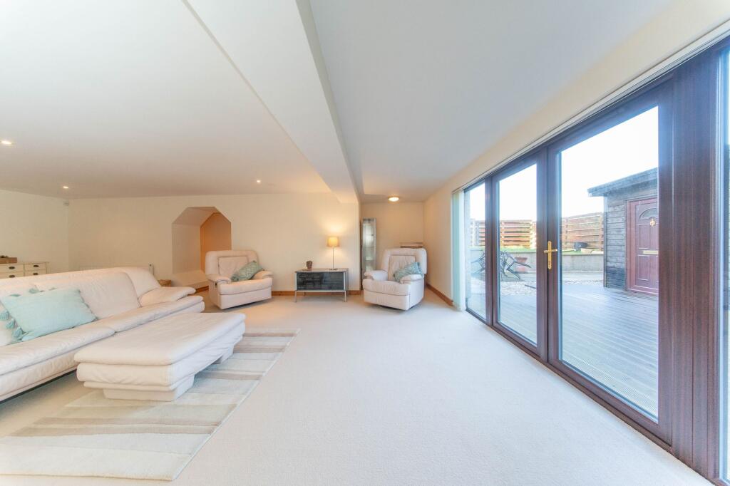 Main Suite/ Lounge Area