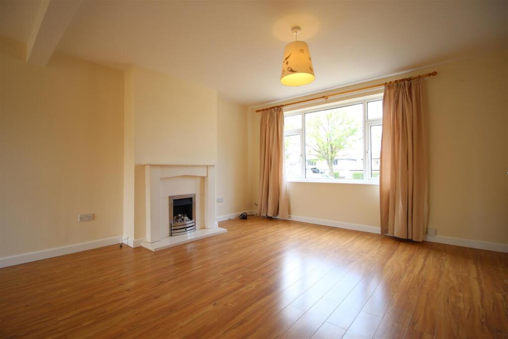 140WR - Living (3).JPG