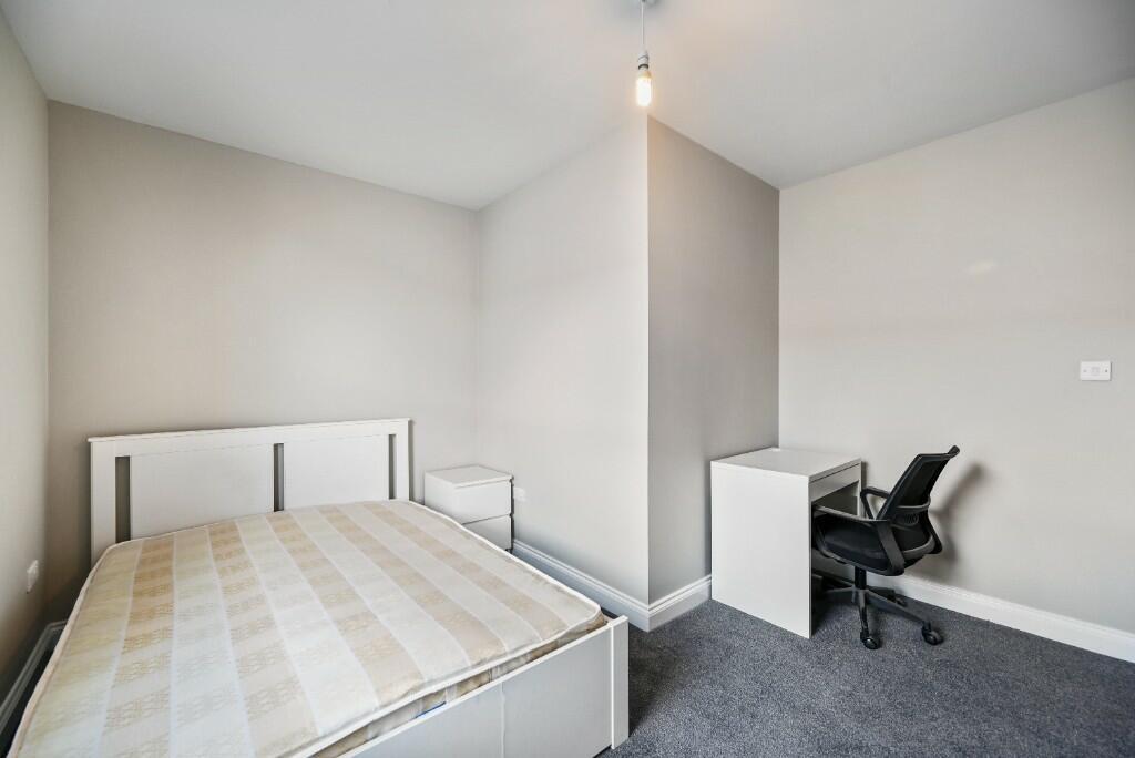 A neat and well-maintained single bedroom featu...