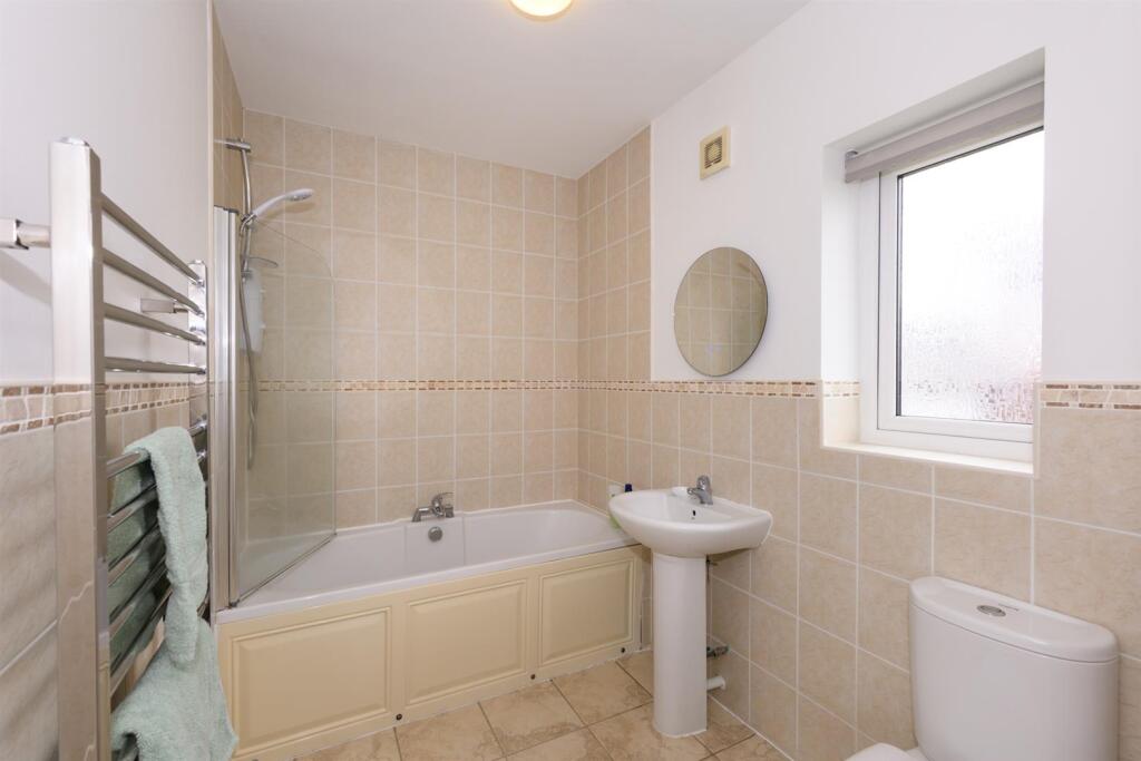 EN-SUITE BATHROOM