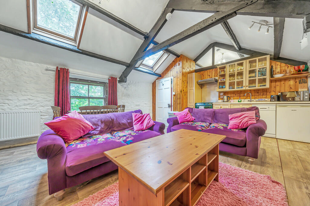 Heron Cottage Liv...