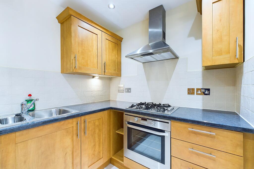 CAM04201G0-PR0050-STILL007