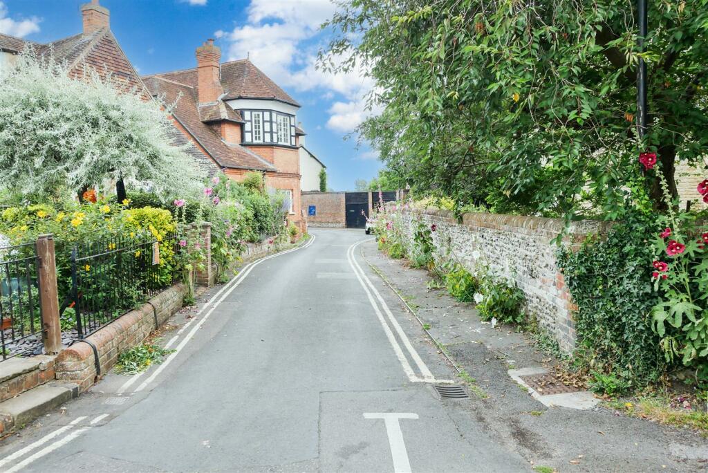 ST LEONARDS LANE