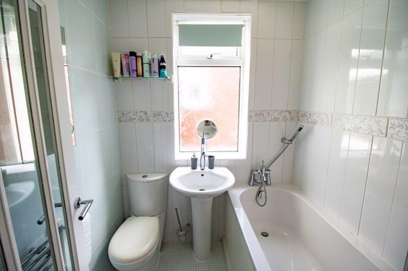 Family bathroom (Upper floor)
