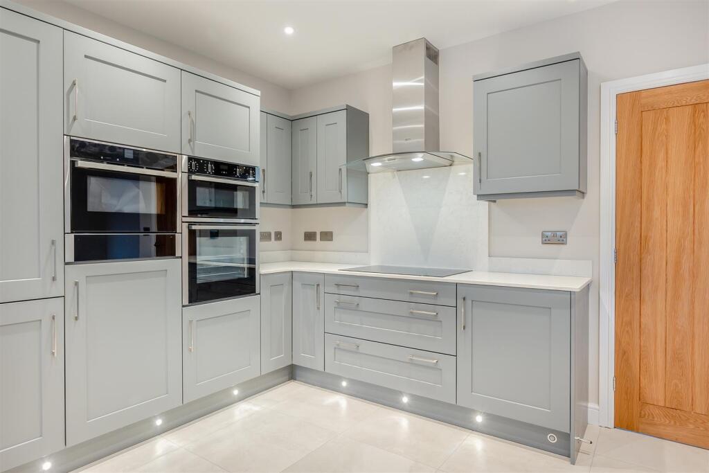 8581130-interior32.jpg