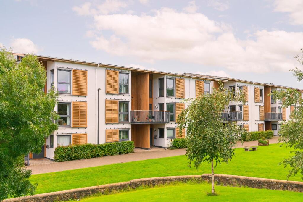 YAWNAMOR41 - External F.jpg