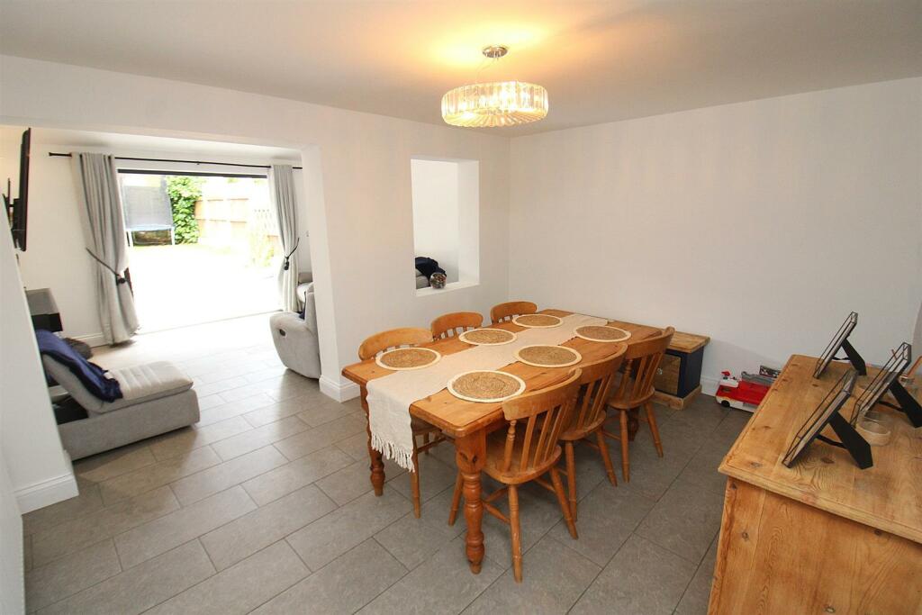 DINING ROOM.JPG