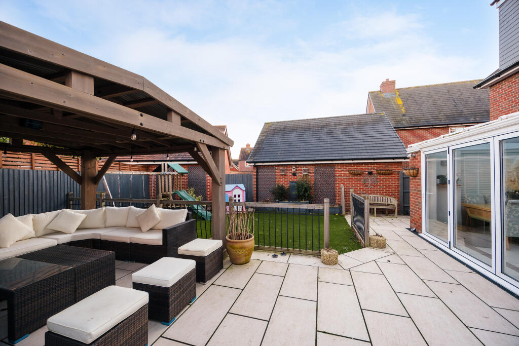 2 Cheddington Grove, HP22 7AB-7