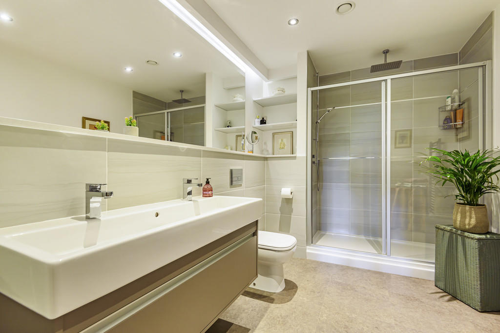 Ensuite to bedroo...