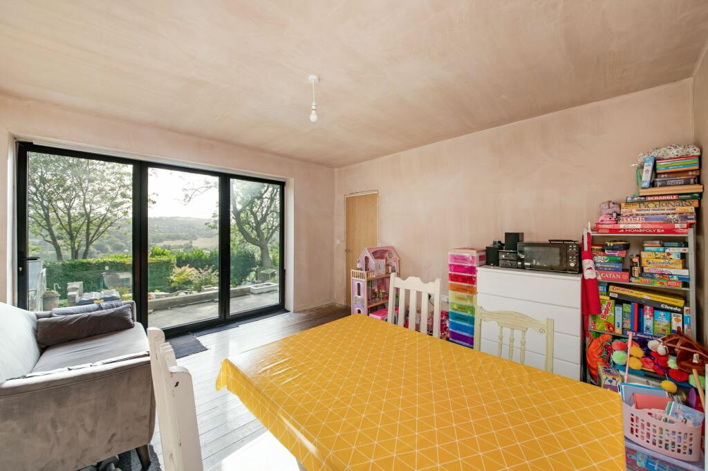 SITTING ROOM / FAMILY ROOM