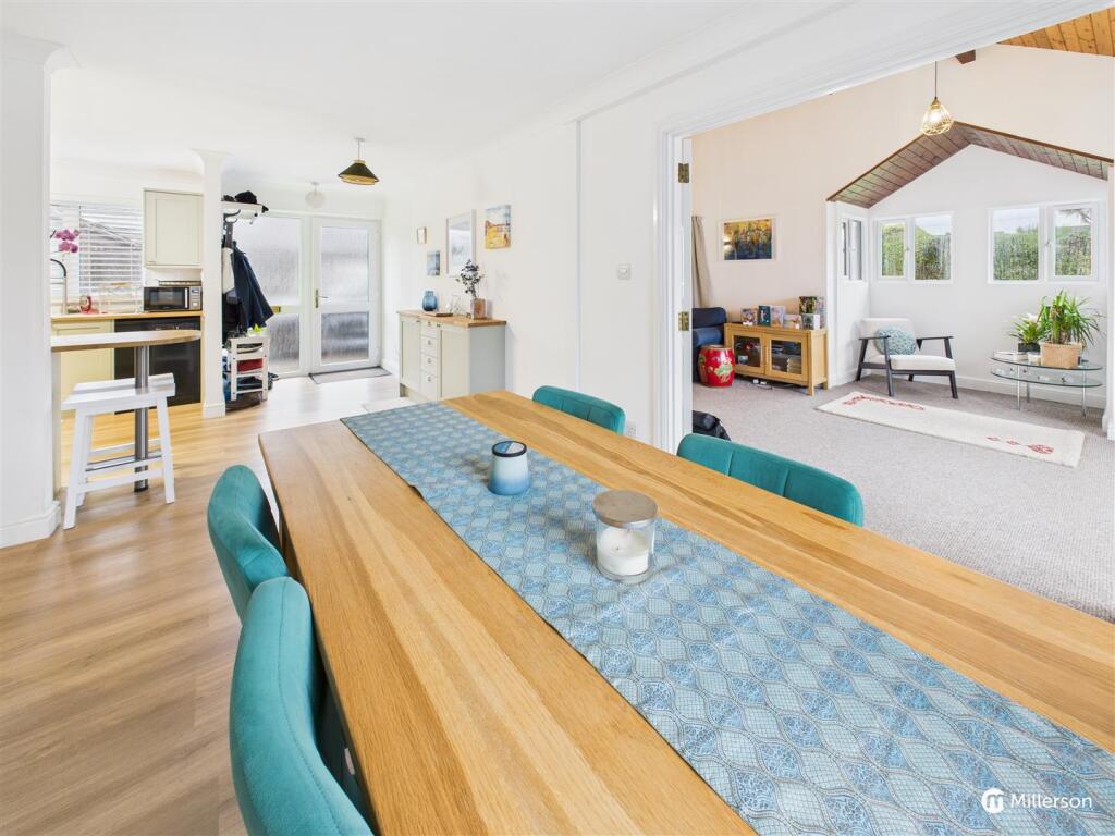 OPEN PLAN L SHAPED KITCHEN DINER