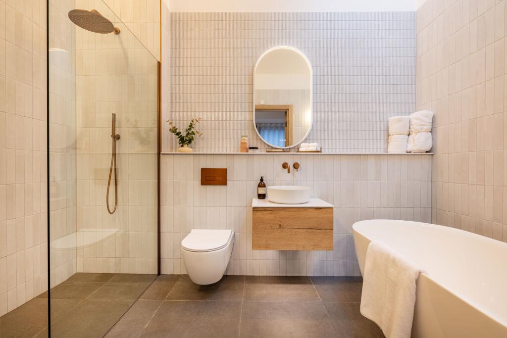 Master bedroom ensuite bathroom