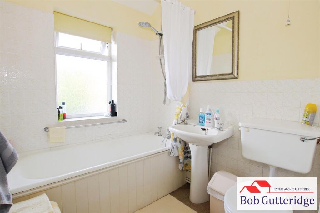 FIRST FLOOR BATHROOM