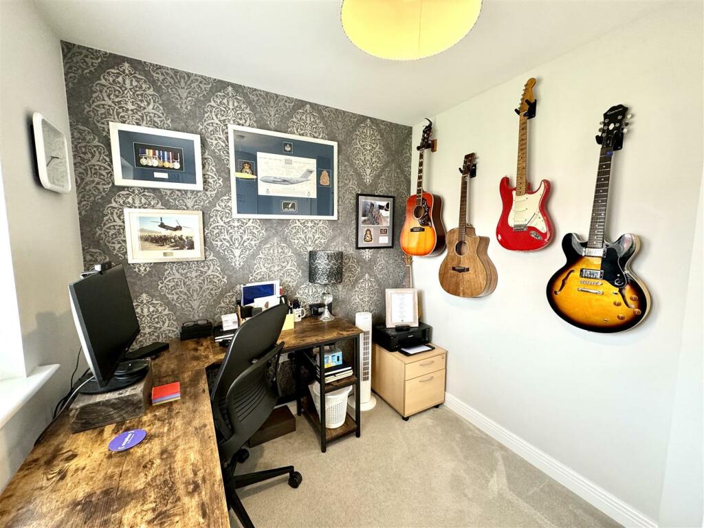 BEDROOM 5/STUDY