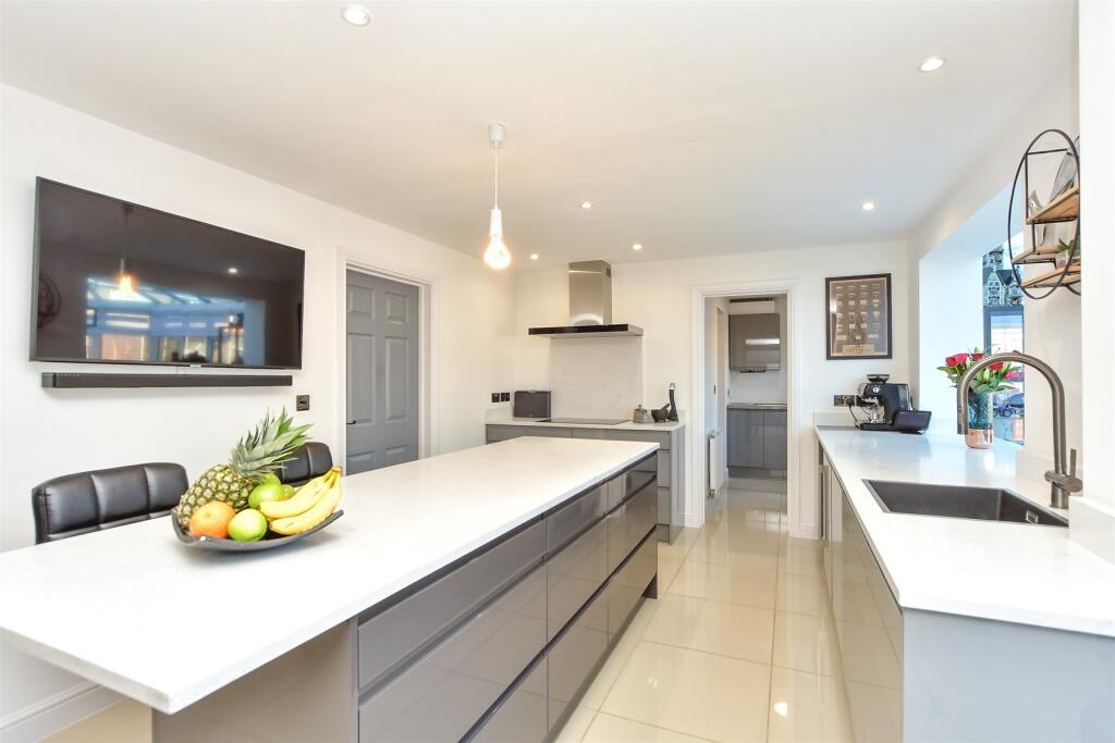 Kitchen/Breakfast Area