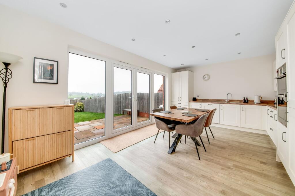 OPEN-PLAN DINING KITCHEN