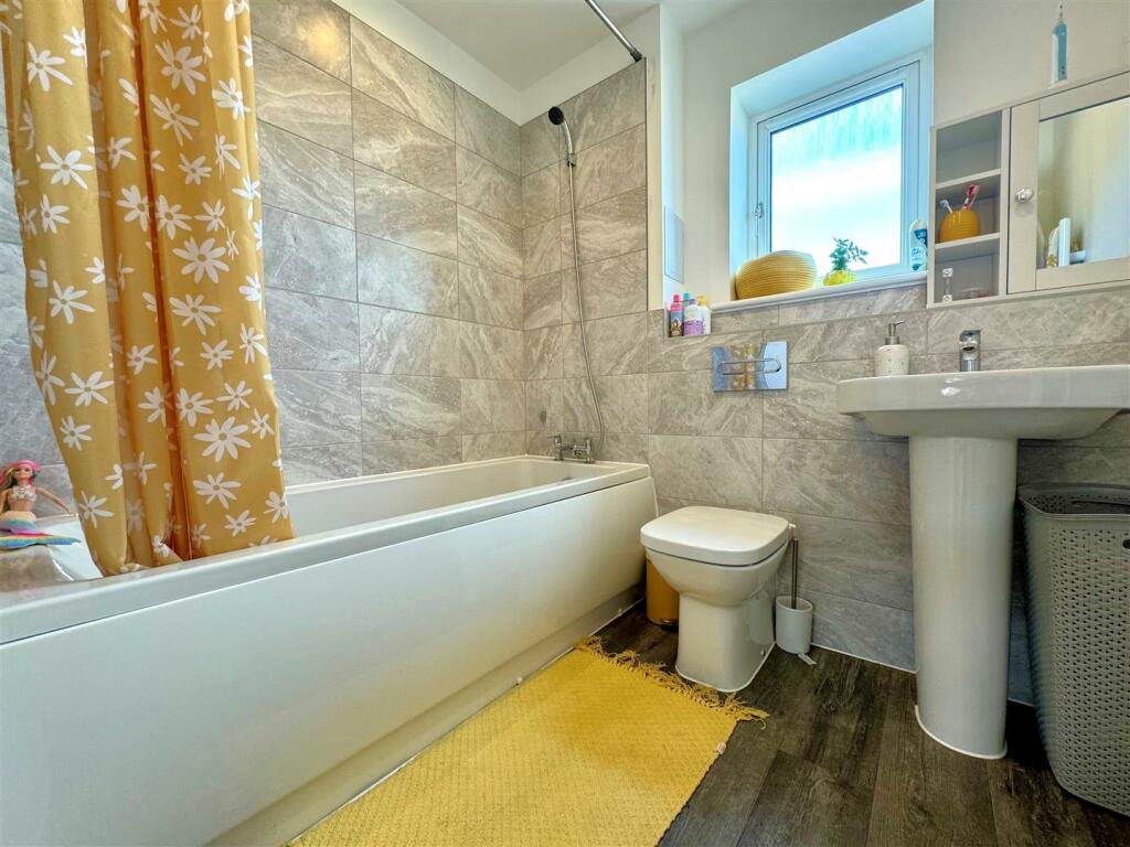 bathroom 3.jpg
