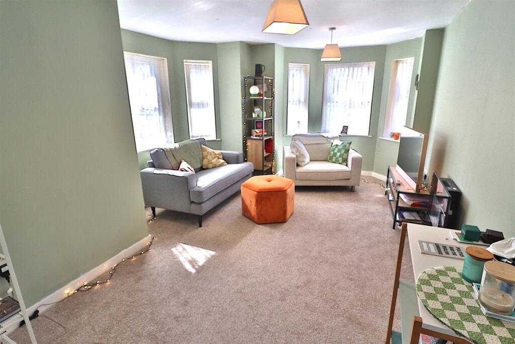 OPEN PLAN LOUNGE/DINING AND KITCHEN AREA