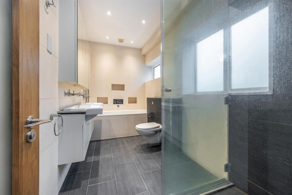 BATHROOM1.jpg
