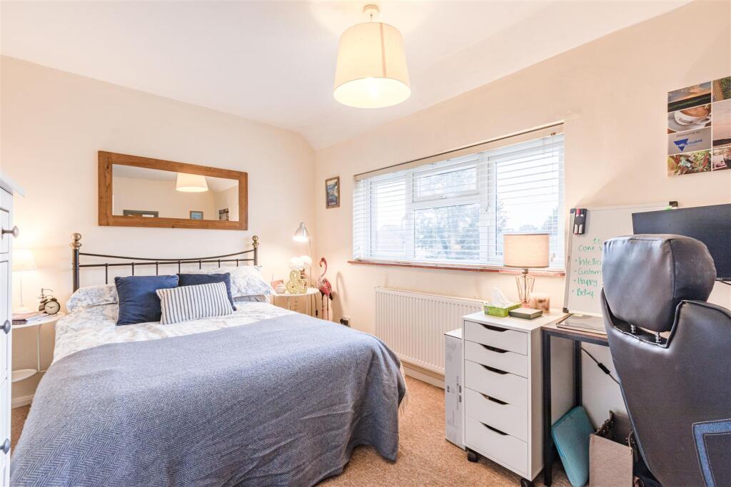 7 Cornwall Avenue, KT14 7EX - 13.jpg