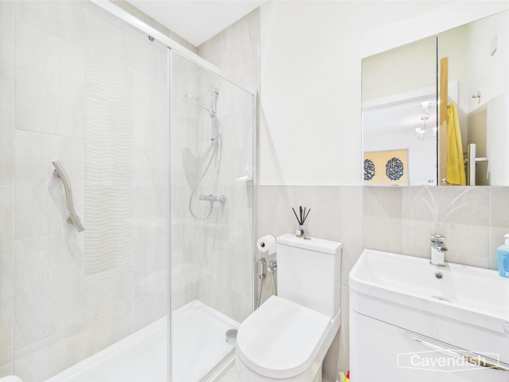 EN-SUITE SHOWER ROOM