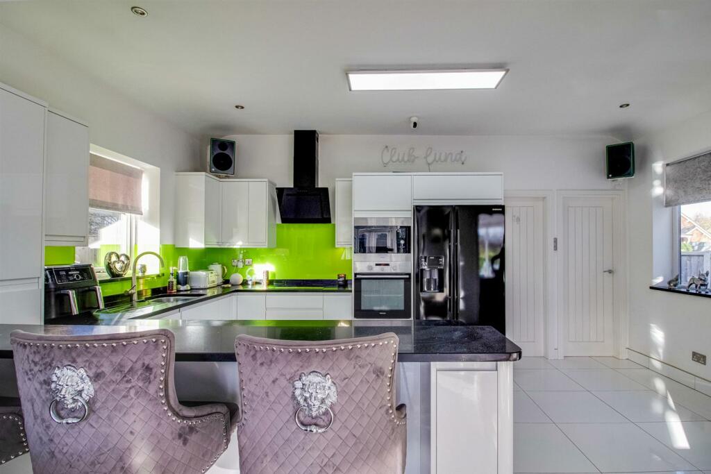 KITCHEN BREAKFAST ROOM