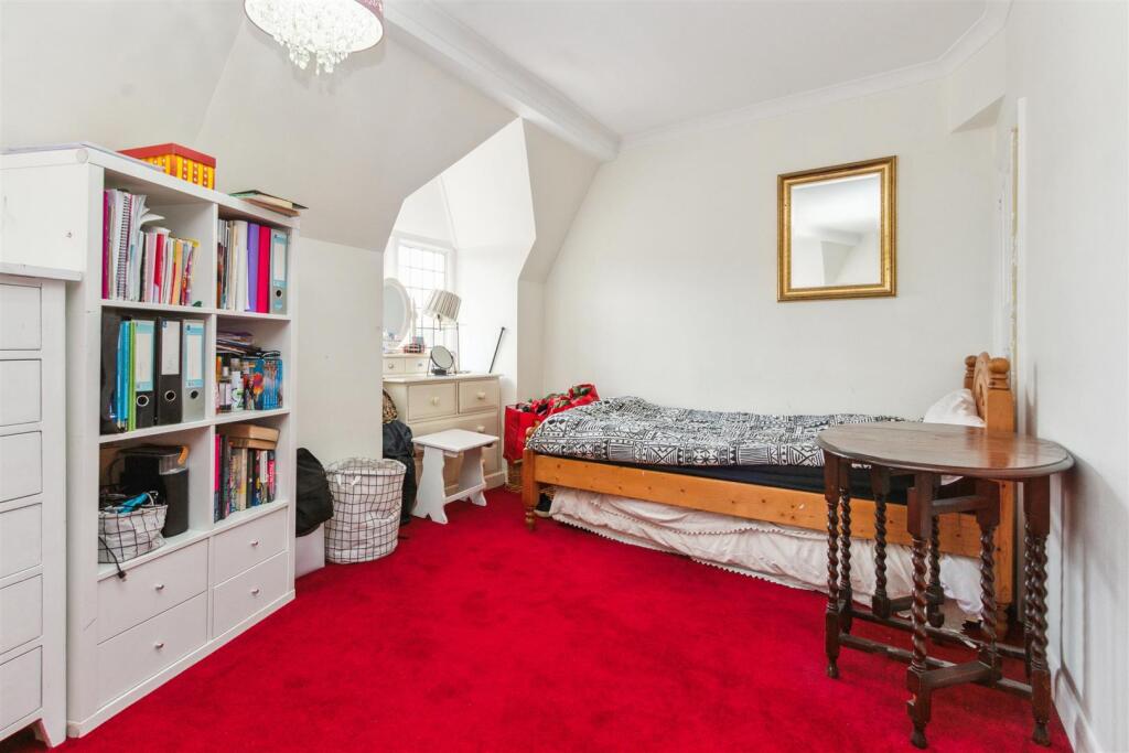 1a Station Approach, KT24 6QX bedroom 3b.jpg