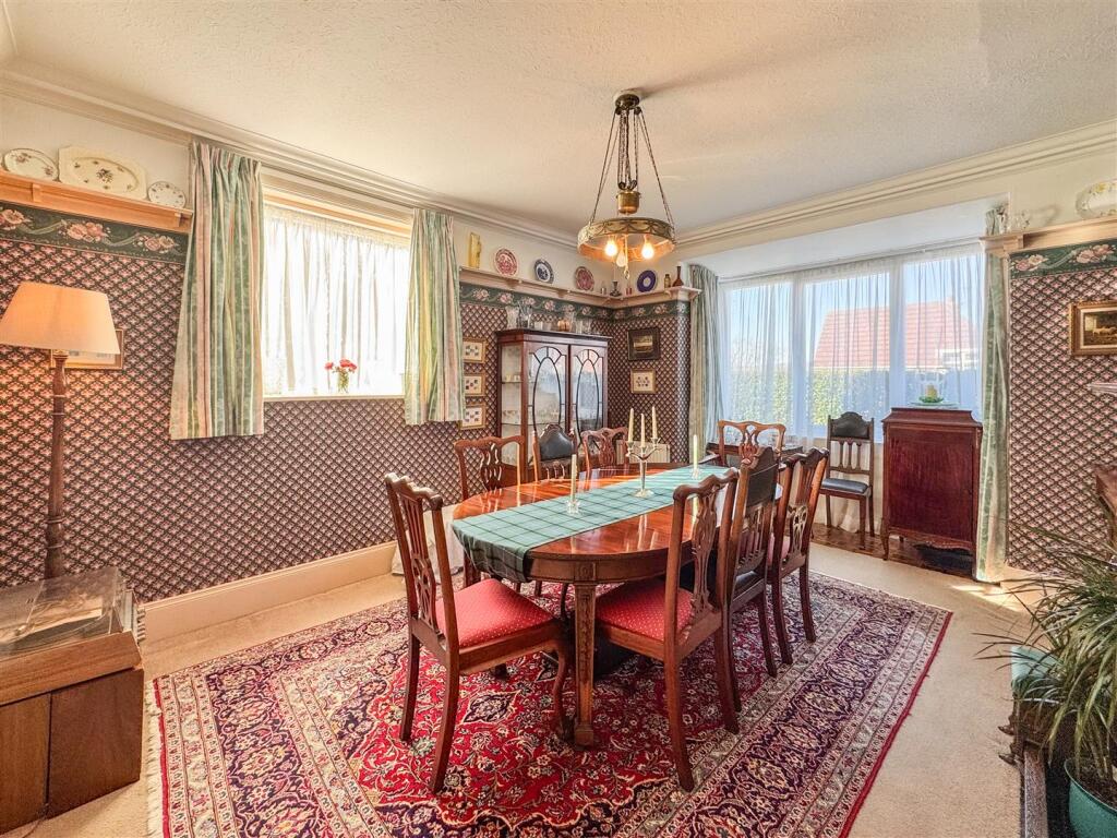 SITTING ROOM/DINING ROOM