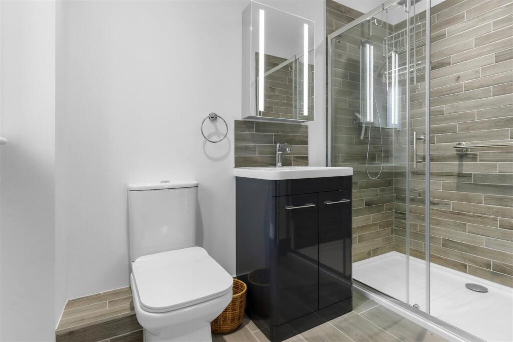 En-suite Shower