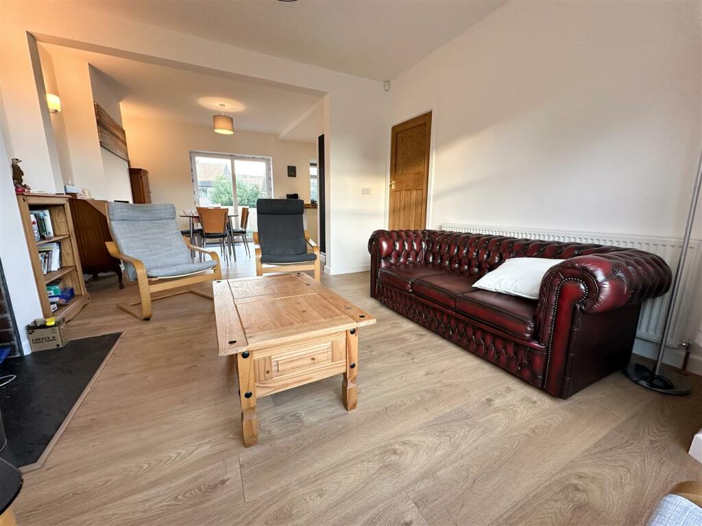 OPEN PLAN FAMILY ROOM