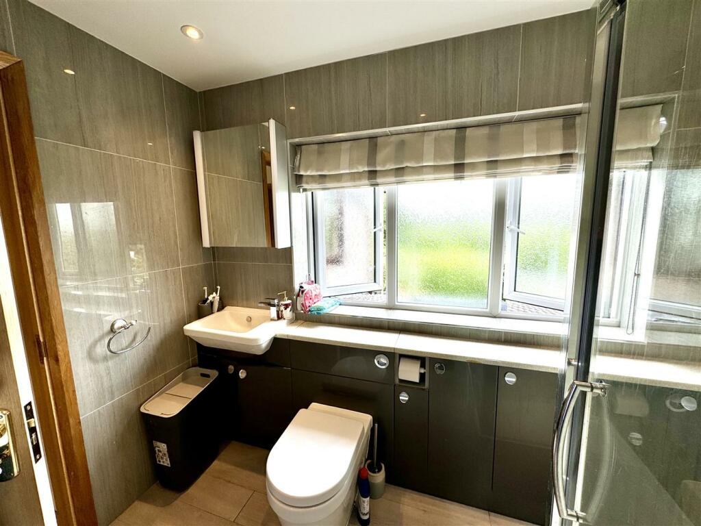EN-SUITE SHOWER ROOM