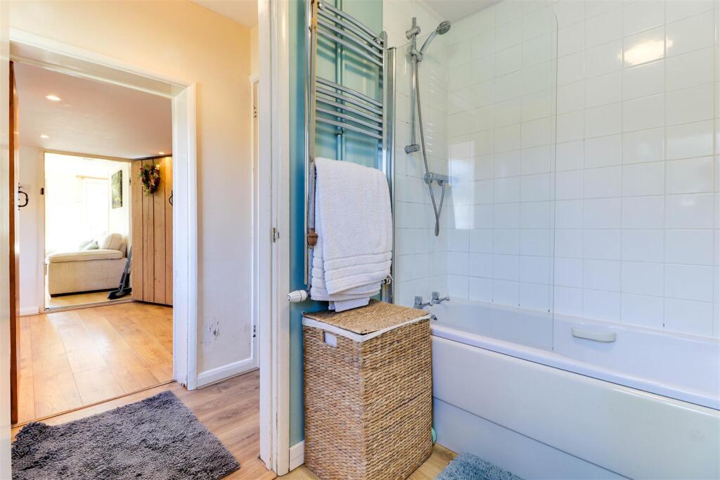 25. Bathroom 1.2.jpg