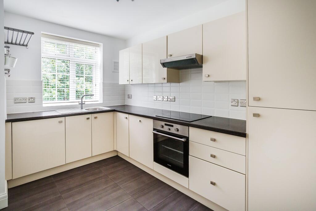 Kitchen 2.jpg