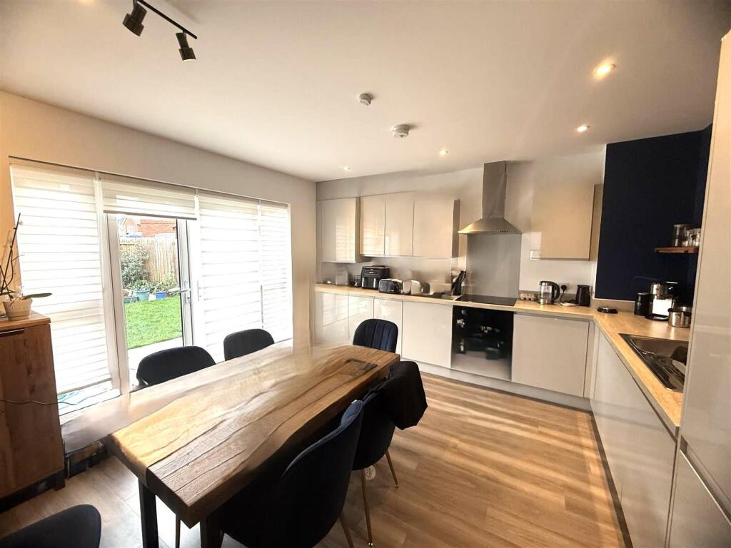 Roemead Drive - Kitchen Dining Room.jpg