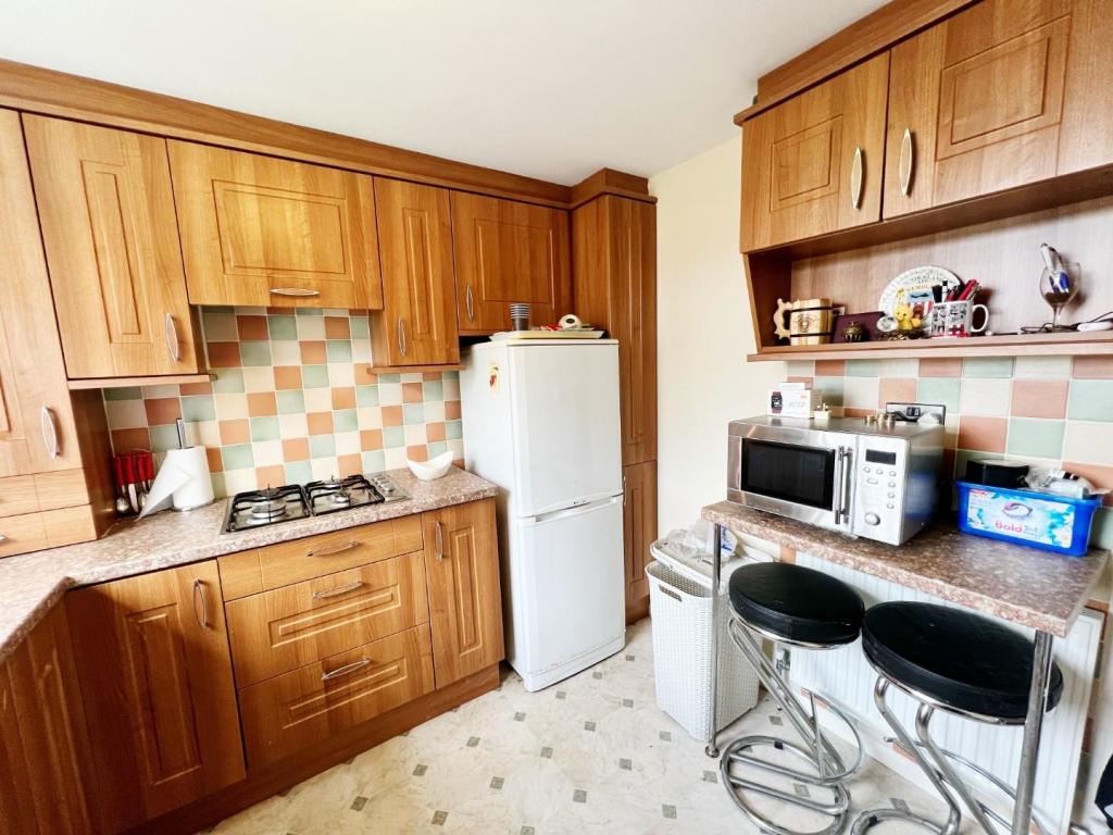 Kitchen 2.jpg