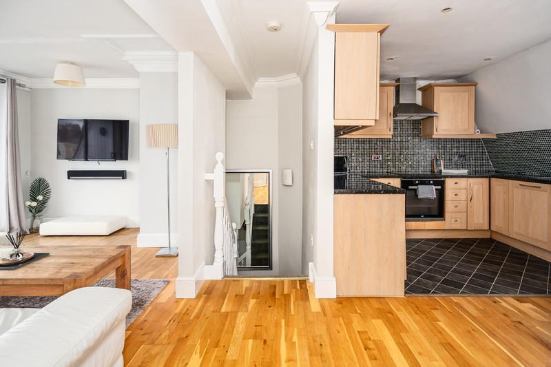 Top-Floor-Apartment-_ef74-7788-4961-6f2f-8b57-0c6e