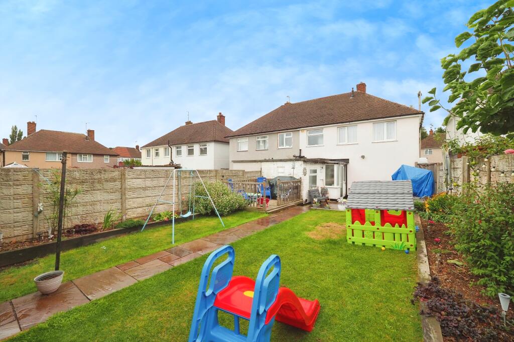Large spacious rear garden