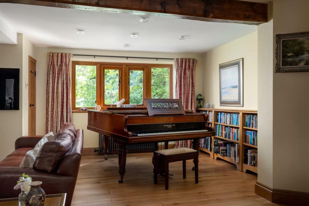 39 - Brecon House - GL53 9NE - Web.jpg
