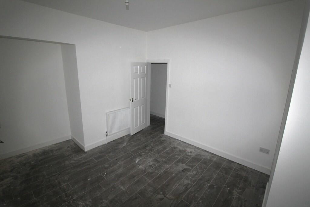 Master bedroom (b)