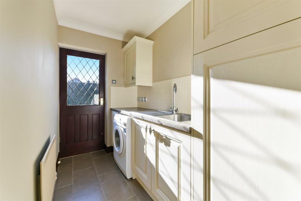 ACORN GROVE, 9 INTERNALS- (21).jpg