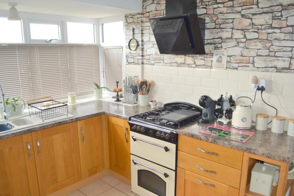 Kitchen (Medium).JPG