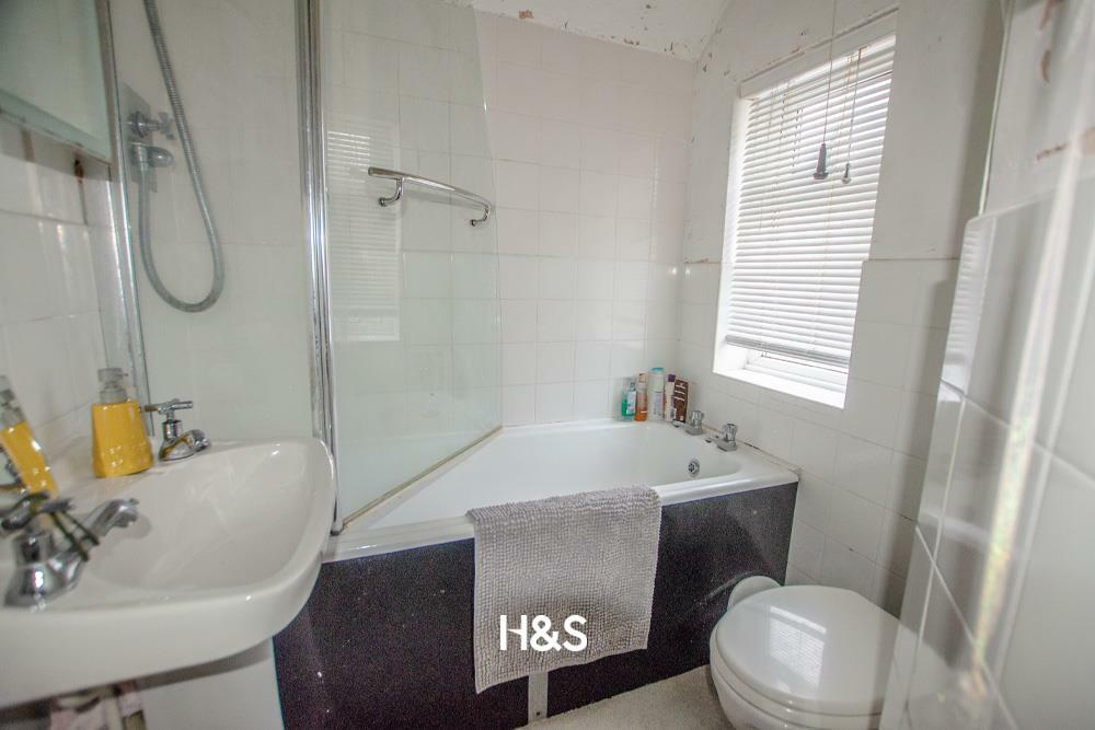 69 lodge road bathroom.jpg