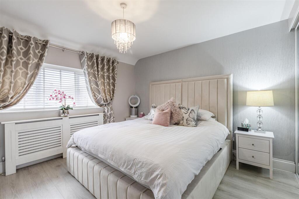 28 Cornwall Avenue, Byfleet, KT14 7EY - 6.jpg