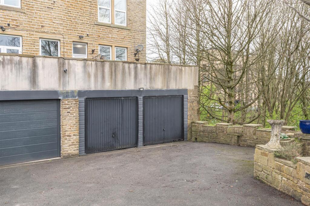 37 - 181 Stainland Road HX4 9AJ.jpg