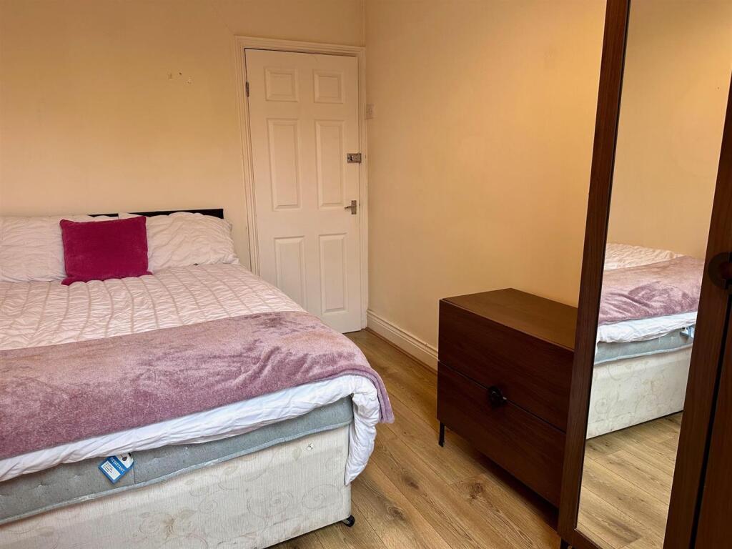 Bed 2.jpg